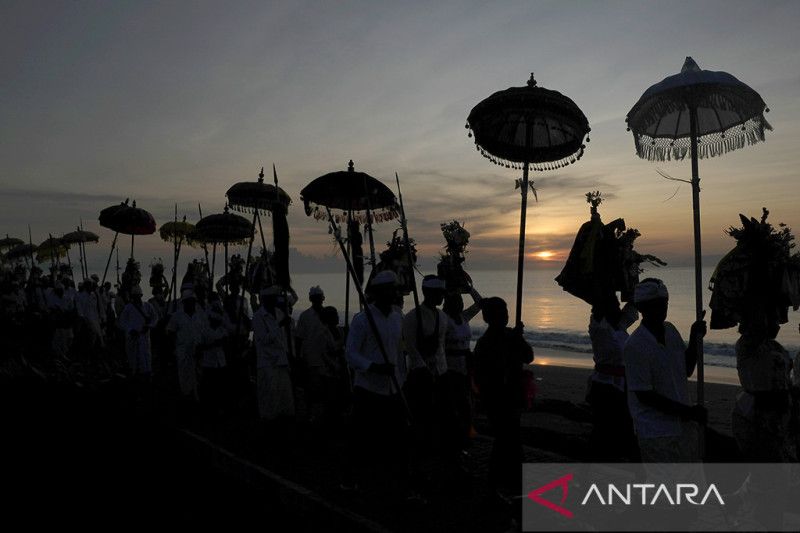 Umat Hindu gelar upacara Melasti jelang Hari Raya Nyepi