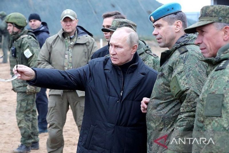 Putin kunjungi markas Rusia di Ukraina, bahas perang bersama jenderal