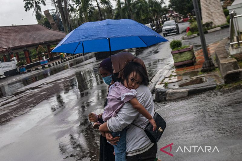 Humaniora: BMKG: Sebagian kota besar Indonesia diprakirakan hujan ringan