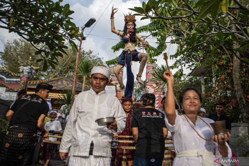 Arak Ogoh-ogoh Jelang Hari Raya Nyepi