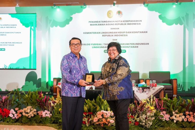 Kementerian Lingkungan Hidup dan Kehutanan (KLHK), bersama dengan Mahkamah Agung (MA), menandatangani nota kesepahaman tentang kerjasama dalam bidang hukum