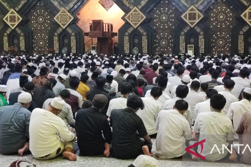Jamaah memenuhi Masjid At-Tin pada Tarawih di awal Ramadhan