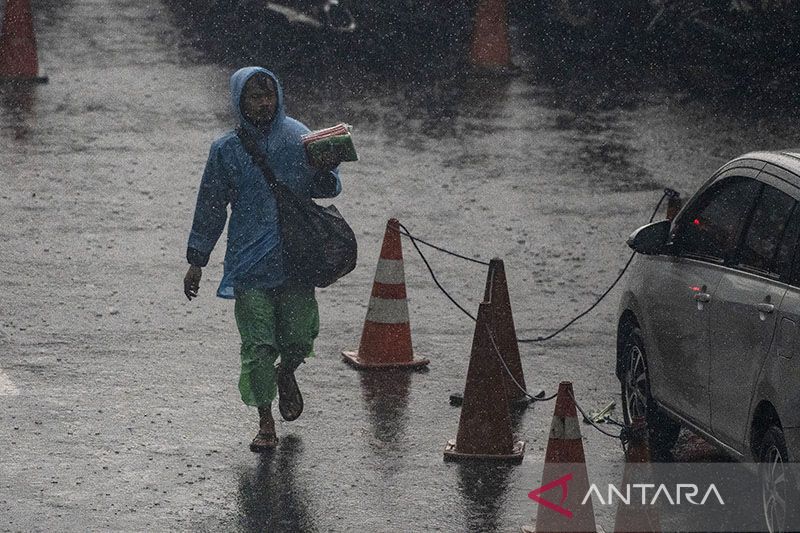 Selasa, sebagian Jakarta dilanda hujan disertai petir dan angin