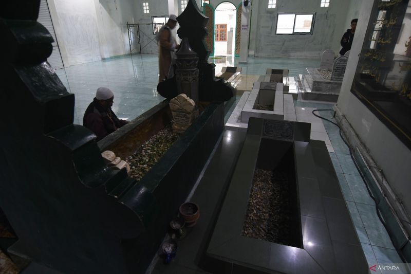 BERZIARAH KE MAKAM PENDIRI ALKHAIRAAT