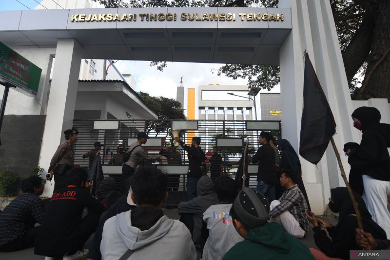 DEMO DORONG PENUNTASAN KASUS DUGAAN KORUPSI DI SULTENG