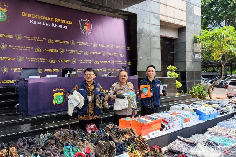 Polisi ungkap penyelundupan 535 karung pakaian dan 577 unit ponsel