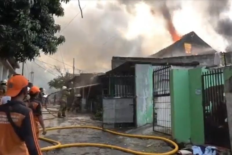 Puluhan personel Gulkarmat padamkan kebakaran di Komplek TNI
