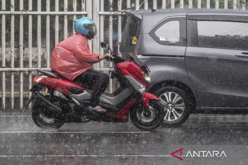 Sebagian wilayah Jakarta akan hujan disertai petir pada Senin Siang