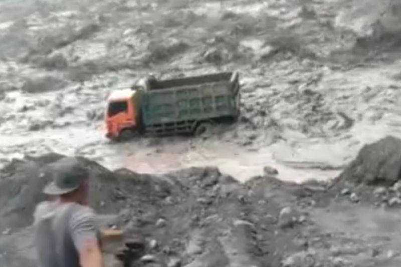 Desa Lomajang terkena dampak banjir lahar dingin Gunung Semro