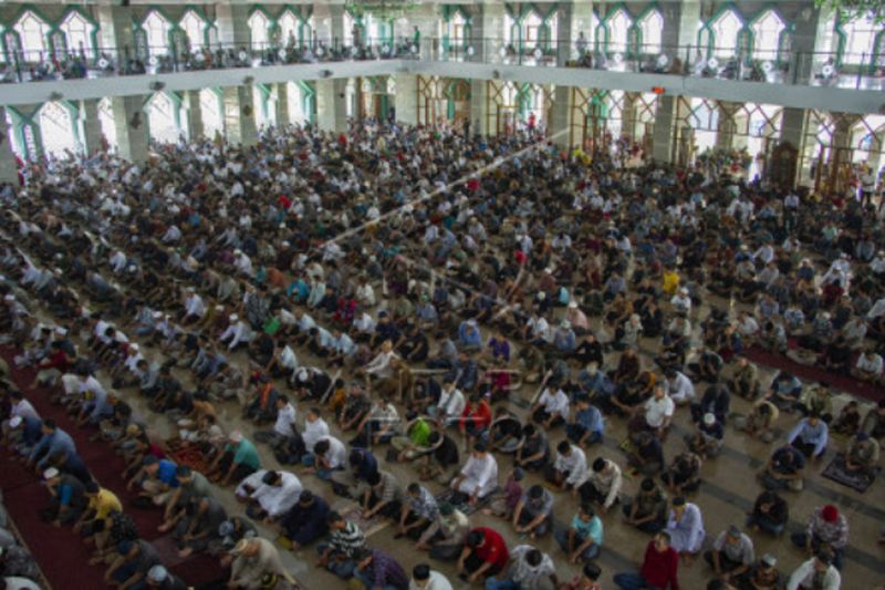 Ibadah shalat Jumat pertama Ramadhan di Makassar