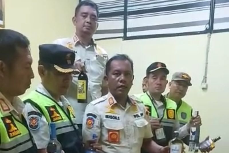 Satpol PP sita 561 botol miras dari wilayah Tambora