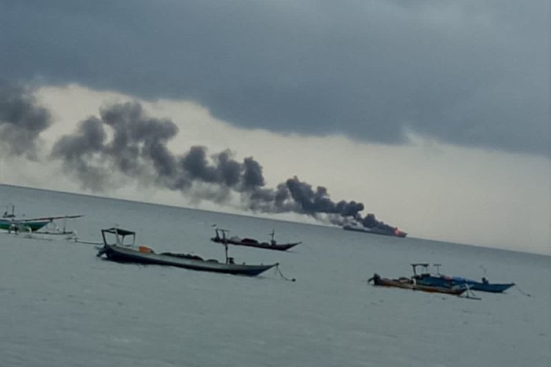 Kapal BBM Pertamina terbakar di laut Matram