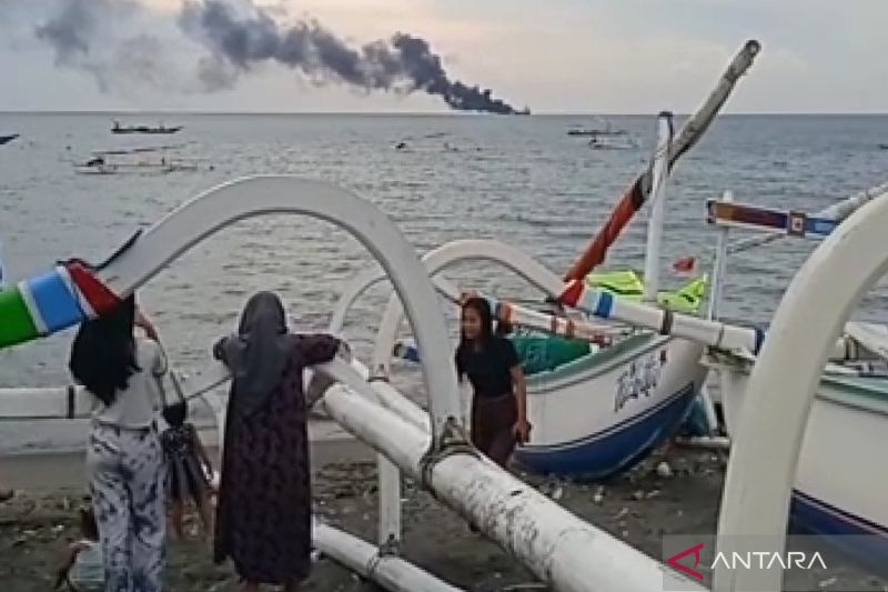 Polisi membantu menangani kebakaran kapal tanker di perairan Ampan