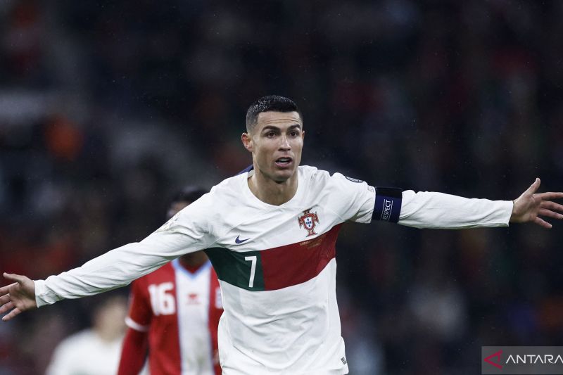 Cristiano Ronaldo mencetak gol saat Portugal mengalahkan Luksemburg 6-0