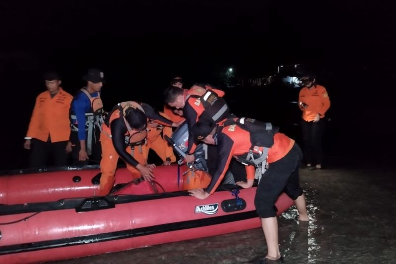 Humaniora: Basarnas Manado selamatkan enam nelayan yang perahunya mati mesin