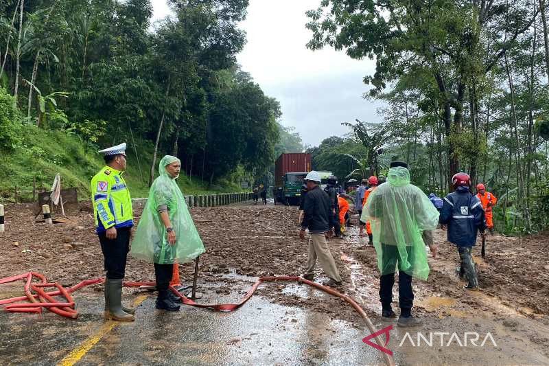 Humaniora: Jalan Yogyakarta-Semarang tertutup longsor di Kabupaten Temanggung