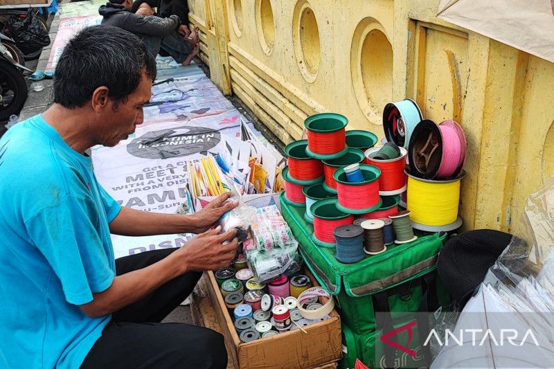 Omzet penjualan layangan di BKT meningkat saat Ramadhan