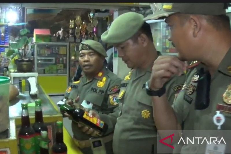 Satpol PP sita puluhan botol miras di Jakarta Timur