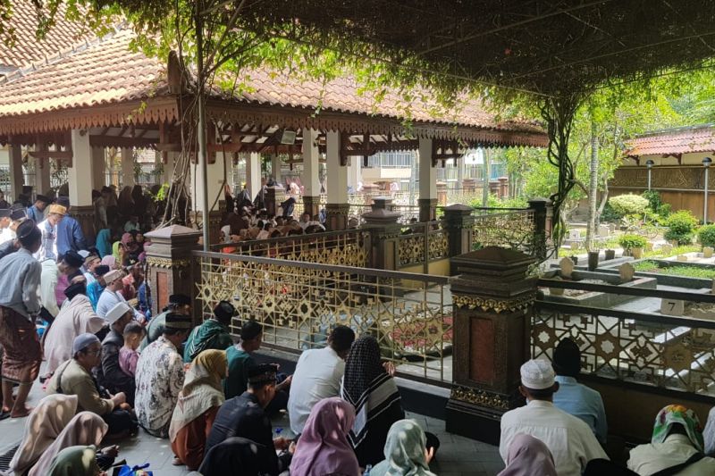 Humaniora: Ratusan warga ziarah ke makam Gus Dur saat Ramadhan