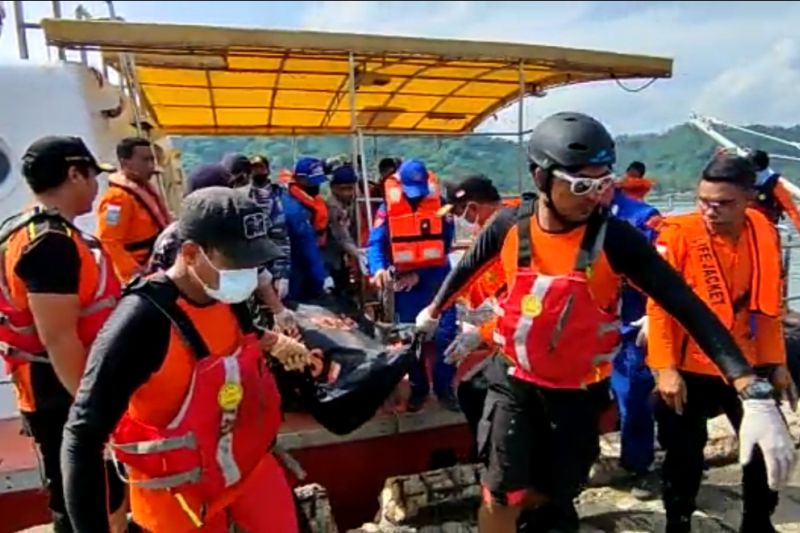 Humaniora: Tim SAR temukan lagi satu korban meninggal akibat kapal terbakar