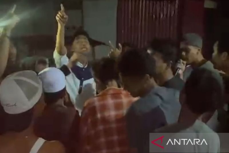 Humaniora: Kelompok pemuda di Ambon bangunkan warga untuk sahur dengan syair