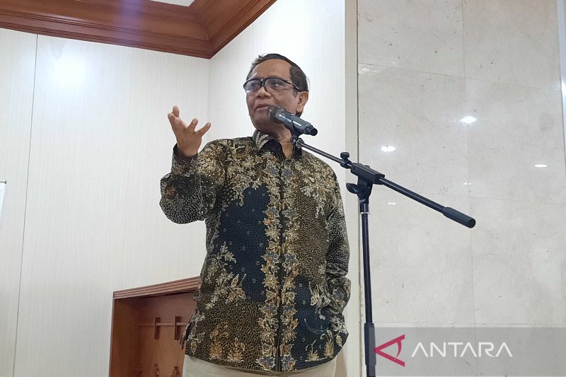 Kemarin, Jokowi segera reshuffle kabinet hingga Mahfud dan DPR