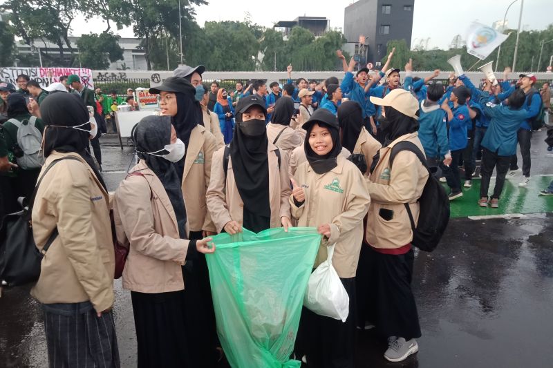 Sebelum bubar, massa BEM SI kumpulkan sampah di lokasi demonstrasi