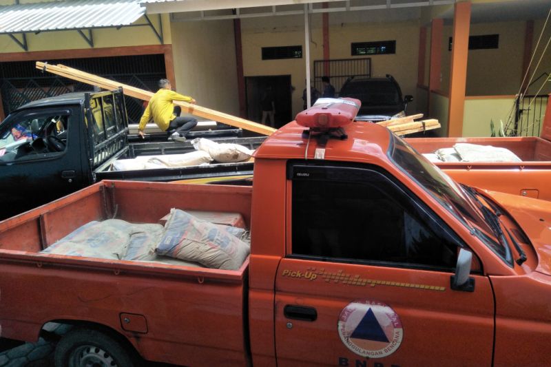 Humaniora: BPBD Lombok Tengah salurkan bantuan kepada korban angin puting beliung