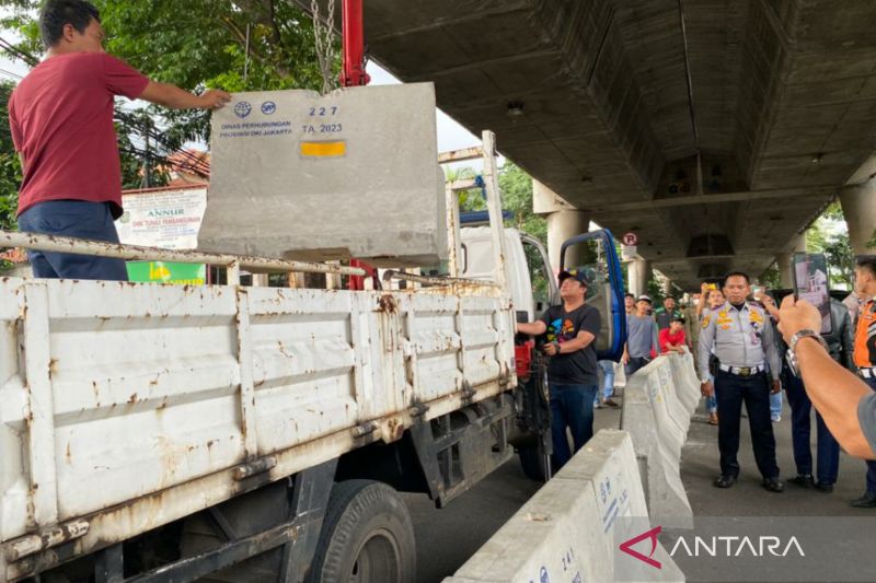 Dishub Jaksel ambil pagar beton putar balik Jalan Pangeran Antasari
