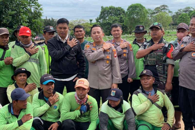 Polisi salurkan bansos Polri kepada penggali kubur TPU Kampung Kandang