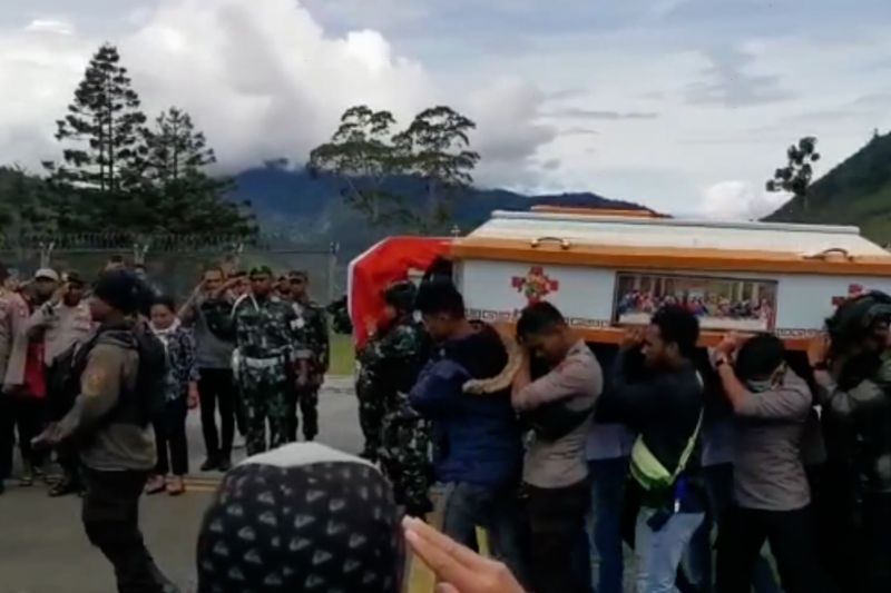 Humaniora: Dua jenazah anggota TNI-Polri yang gugur saat jaga tarawih dievakuasi