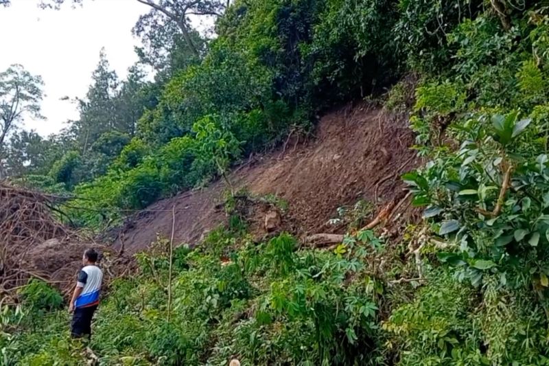Humaniora: Longsor tutup akses jalan lokasi wisata Telaga Ngebel di Ponorogo