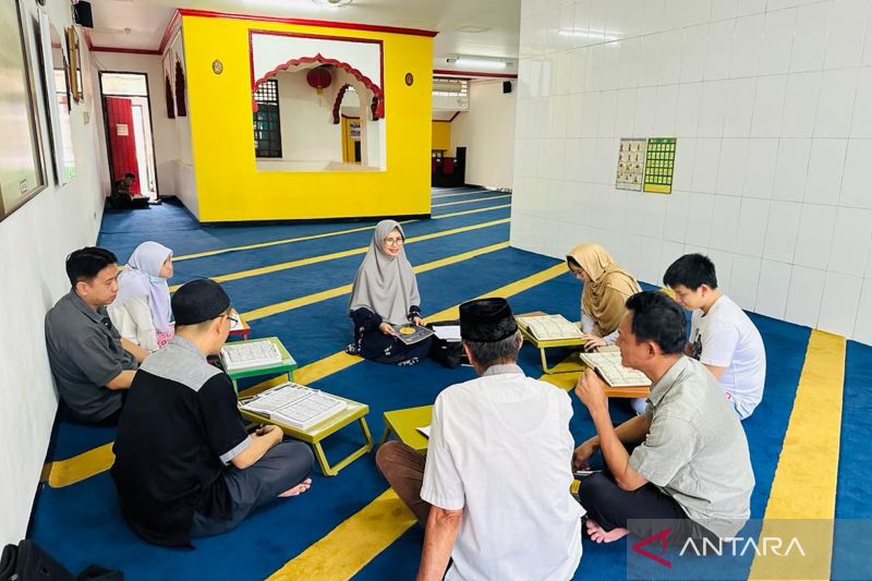 Humaniora: Mualaf di Masjid Lautze diajarkan metode satu jam membaca Al Quran