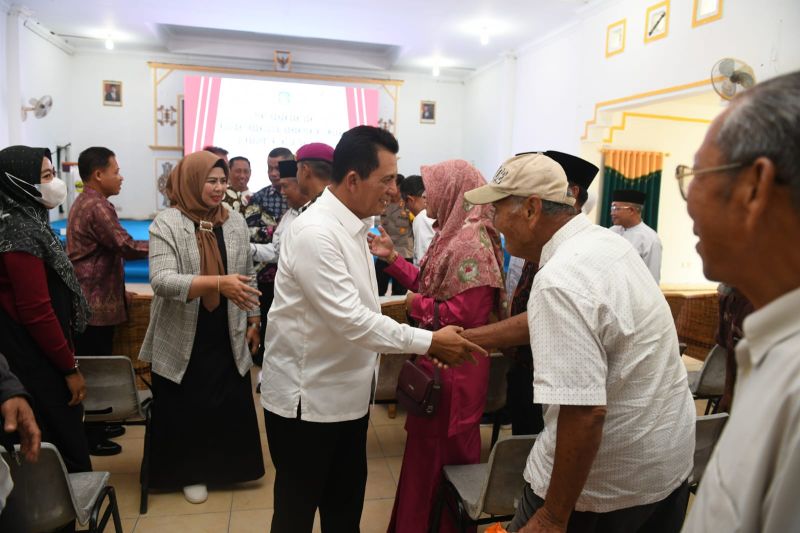 Humaniora: Gubernur Kepri salurkan bantuan 1.300 paket sembako Ramadhan di Lingga