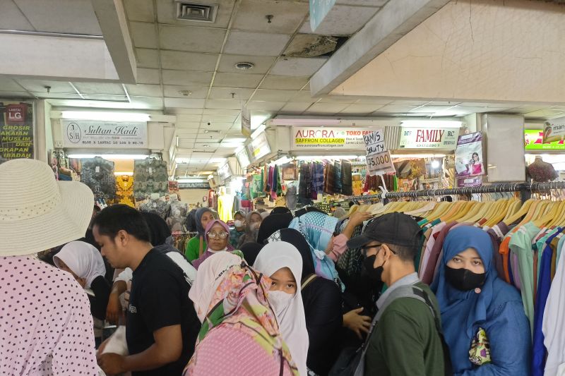 Pasar Tanah Abang diserbu pembeli baju lebaran pada Minggu pagi