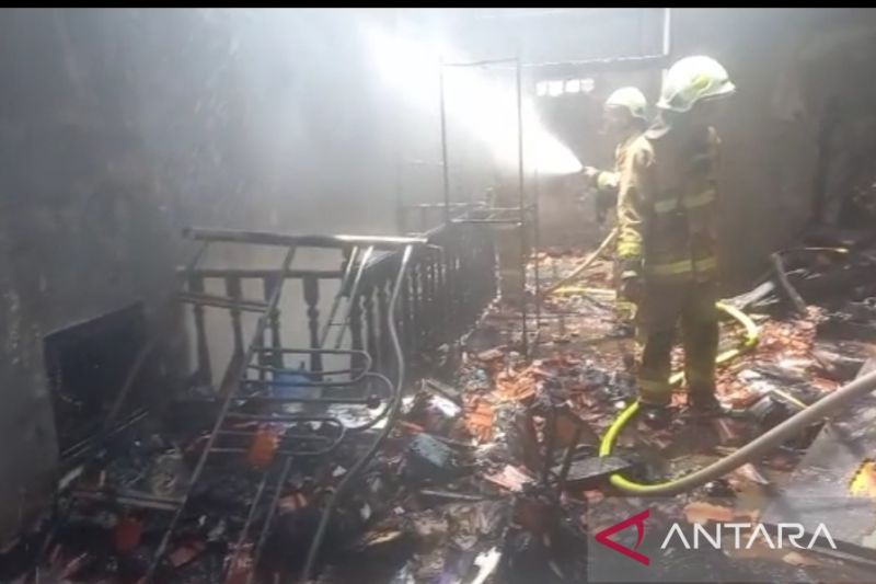 Sebuah rumah berlantai dua di Pasar Rebo terbakar