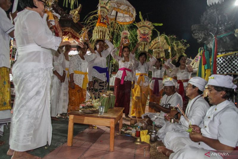 Pahami unsur pakaian adat Bali dan kapan waktu mengenakannya