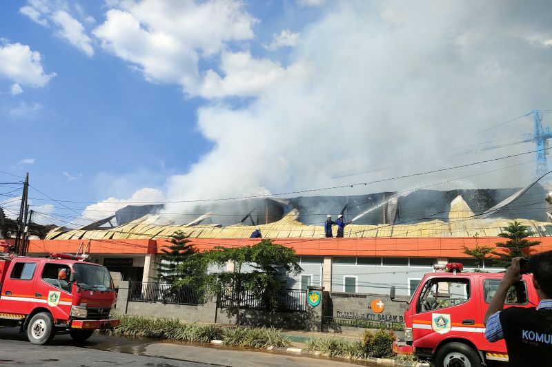 Humaniora: Petugas gabungan tangani kebakaran gedung instalasi farmasi RS Salak