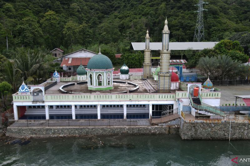 MASJID UNIK TEPI PANTAI DONGGALA