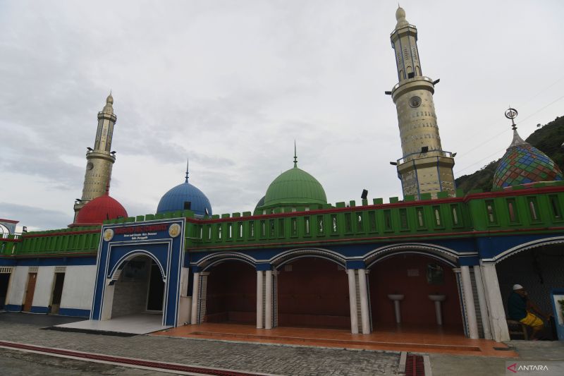 MASJID UNIK TEPI PANTAI DONGGALA