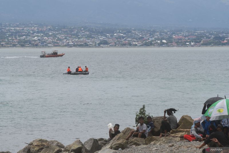 PENCARIAN KORBAN TENGGELAM DI TELUK PALU