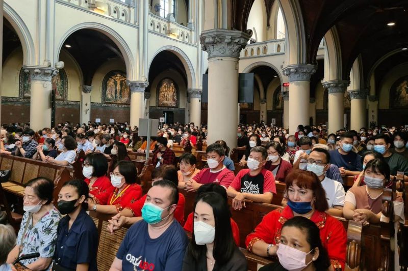 Ribuan umat Katolik penuhi Gereja Katedral Jakarta ikuti ibadah Jumat Agung