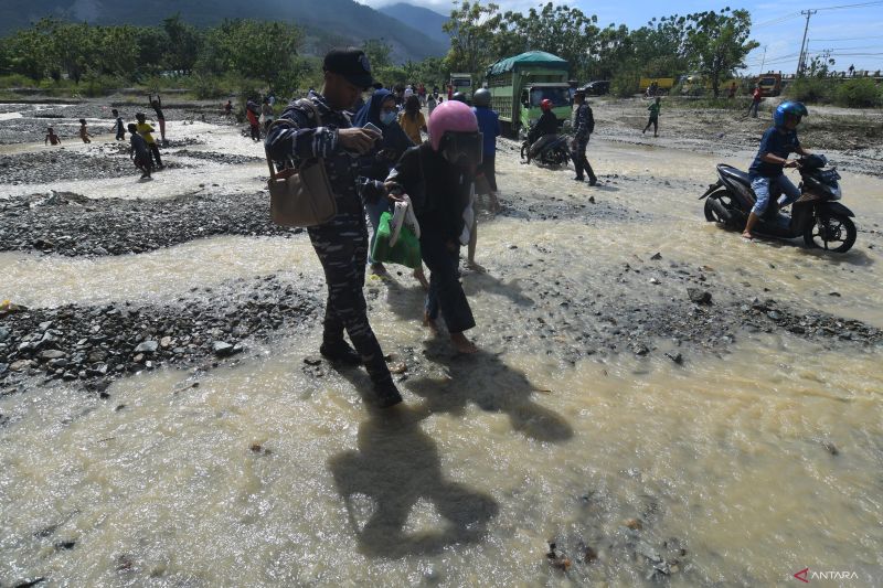 TNI BANTU MASYARAKAT DAN PEMUDIK LINTASI SUNGAI