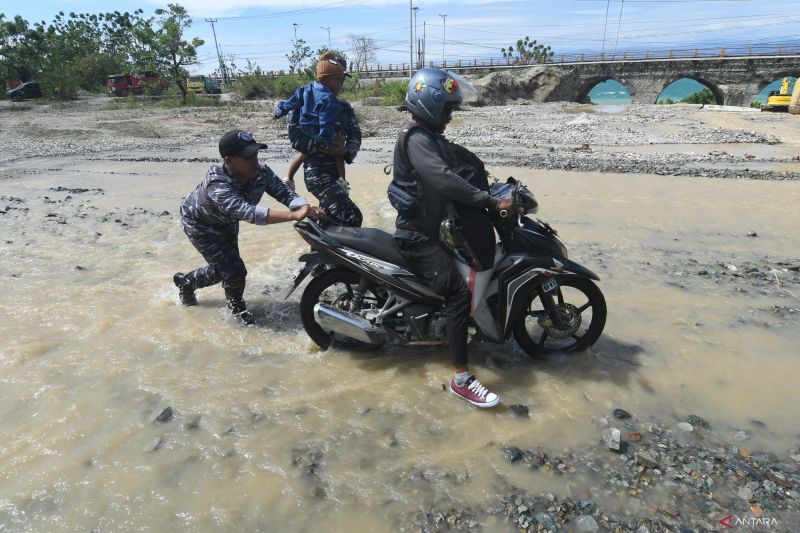 TNI BANTU MASYARAKAT DAN PEMUDIK LINTASI SUNGAI