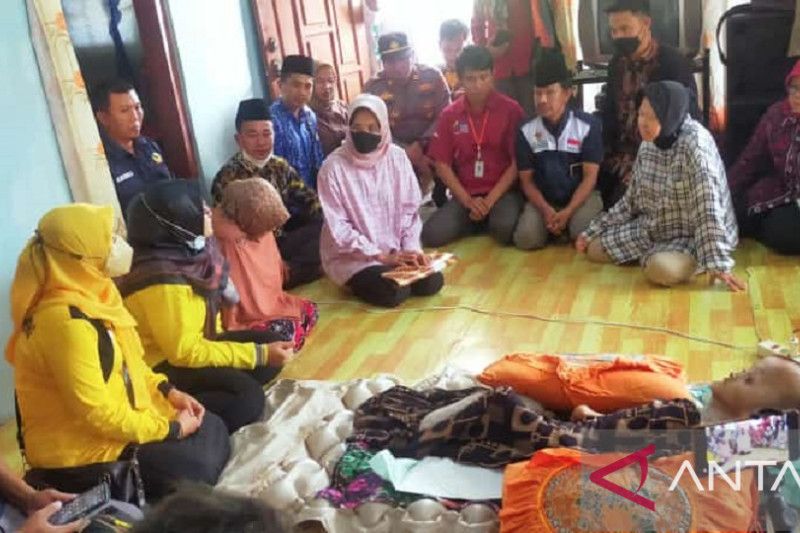 Humaniora: Mensos kunjungi bocah penderita tumor otak di Sampang