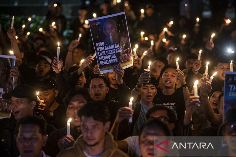 Aksi 1000 lilin untuk sepak bola Indonesia