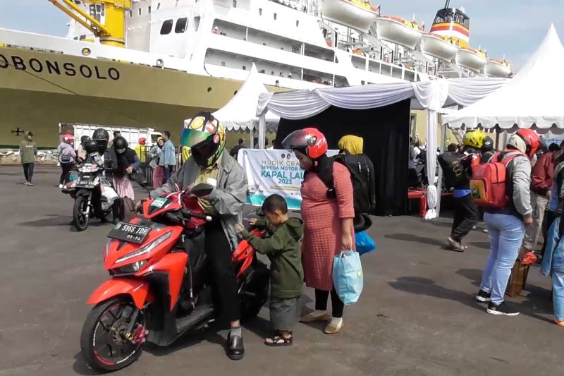 1.145 pemudik motor diangkut kapal tiba di Pelabuhan Tanjung Emas