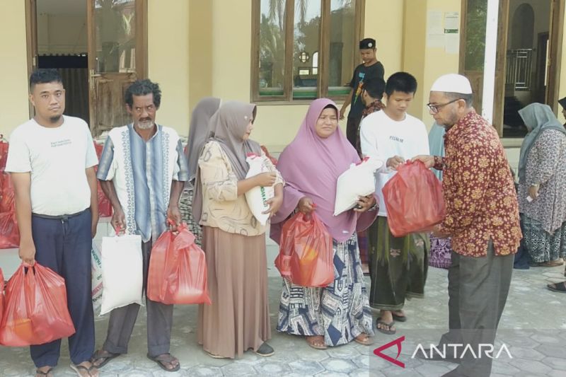 Keluarga kurang mampu di Aceh diberikan bantuan paket Ramadhan