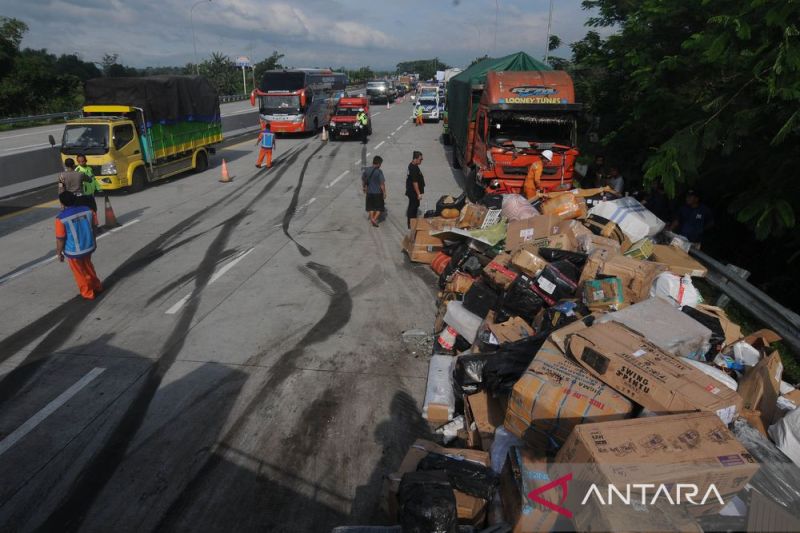 Empat tewas dalam kecelakaan truk dan Pajero di tol Semarang-Batang