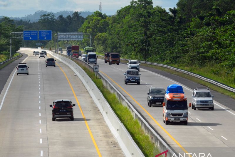 Arus mudik di jalan tol trans Sumatera Lampung